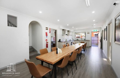 Brunswick East Bed & Breakfast | 205 Modern King Room w/Private Ensuite Fast WiFi 18 mins tram to CBD