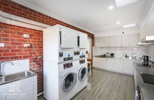 Brunswick East Bed & Breakfast | 208 Luxe Queen Bedroom w/Private Ensuite Fast WiFi 24/7 Security 18 mins tram to CBD