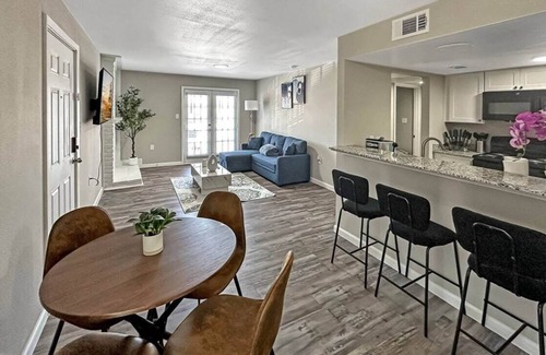 Addison Apartment | 2104 · Cozy Addison Apt, Free Park Wi-Fi, Pool & Gym