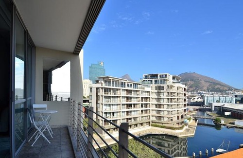 Victoria and Alfred Waterfront Apartment | 214 Harbour Bridge