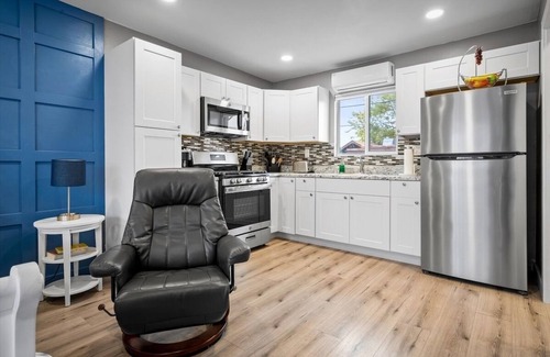 Roosevelt Condo | 22 Chelsea Place On The Park, In Heart Of Downtown