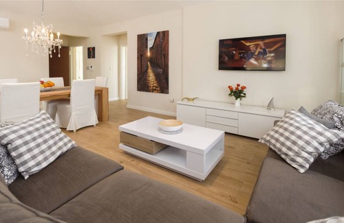 Podstrana House | 220 m² House ∙ 4 bedrooms ∙ 8 guests