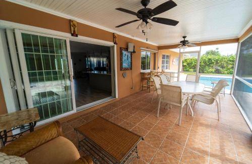 Florida Gardens House | 225 m² House ∙ 3 bedrooms ∙ 7 guests