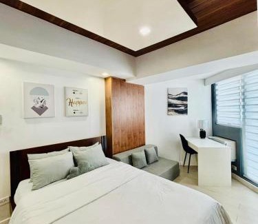 San Fernando Apartment | 22nd-Floor Spacious Studio with Sunrise & Pool Views, Hi-Speed WiFi & Working Space, Netflix, Disney, Kitchen, Wide Balcony