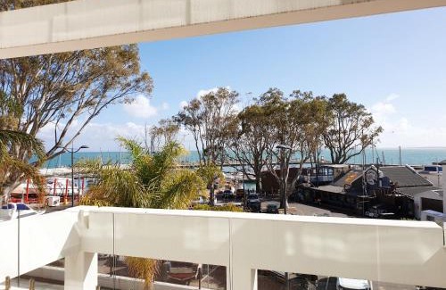 Gordons Bay Central Apartment | '24 Gordonia', Spacious Condo - Sleeps 7, Sea Front, Easy Beach access