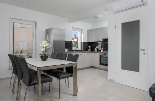 Nova Vas House | 250 m² House ∙ 5 bedrooms ∙ 10 guests
