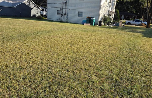 Brownsburg House | $2500/month!:Charming and peaceful 2-bedroom house AC , full kitchen, & Wi-Fi.