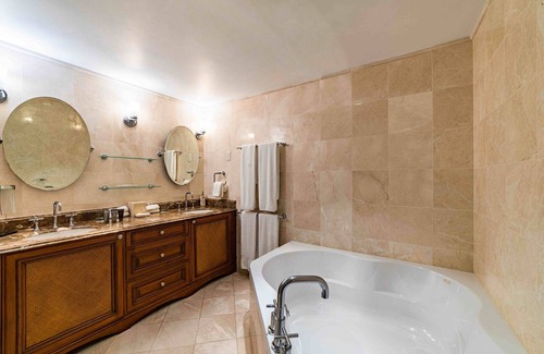 Gibbs Bay Condo | 2500 sq. ft. Two-Bedroom Luxury Beachfront Suite on the West Coast