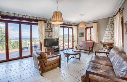 Nidri Villa | 253 m² Villa ∙ 8 bedrooms ∙ 8 guests
