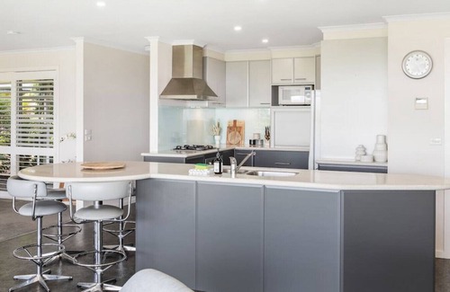 Dromana Apartment | 28 Jackson Way · Picture Postcard, Dromana