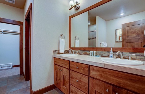 Bend House | 284 m² House ∙ 4 bedrooms ∙ 8 guests