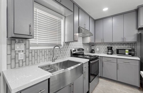 Brownsville Apartment | 2B/1B apartment B in wonderful Brownsville with AC
