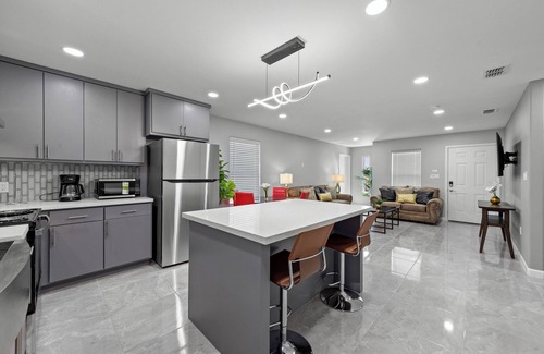 Brownsville Apartment | 2B/1B apartment B in wonderful Brownsville with AC