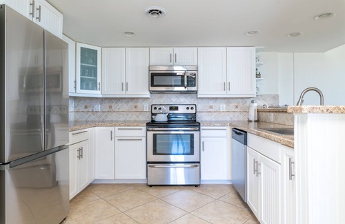 Southend Condo | 2b/2b Beachfront Oceanview with POOL