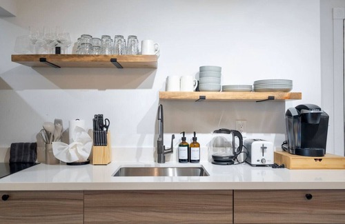 Bryn Mawr-Skyway House | 2b1b Gorgeous Lake View Unit close to Airport