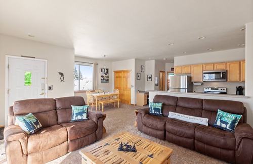 Rendezvous Condo | ★2BD Condo/Hot Tub/Near Slopes/Shops/THE VIEWS!★