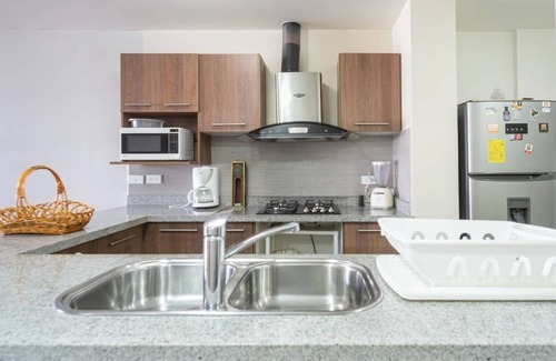 Financial District Apartment | 2BD Full, Pool, Jacuzzi,Sauna, Portugal-Quito