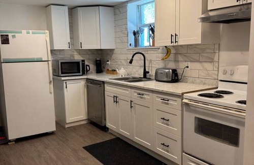 London Apartment | 2bd Near LHSC, UWO, Fanshawe College