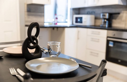 Barnsley House | 2bedroom Cosy Fully detached Retreat, with computerized shower & game room.