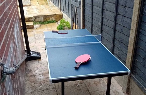 Barnsley House | 2bedroom Cosy Fully detached Retreat, with computerized shower & game room.