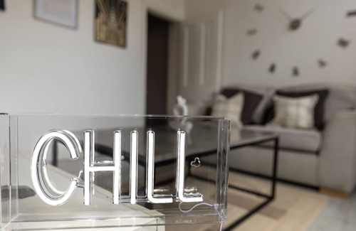 Barnsley House | 2bedroom Cosy Fully detached Retreat, with computerized shower & game room.