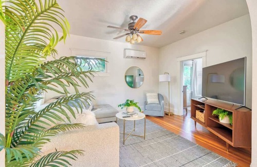 King House | 2BR/1BA Hot Tub Big Yard Near Moda Center