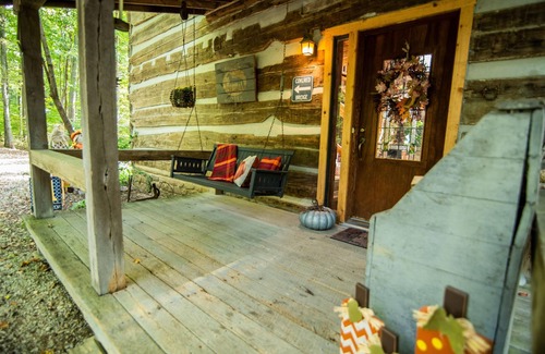 Helmsburg Cabin | 2BR, 2.5BA