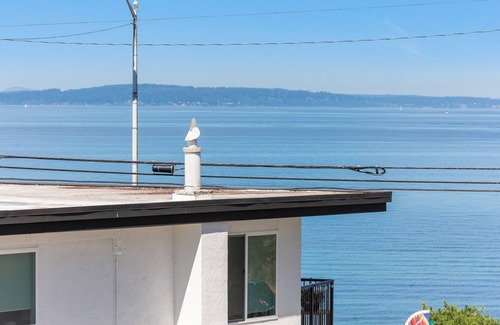 Alki House | 2BR 2BA Alki Beach Dream Location with Patio, Barbecue and Balcony