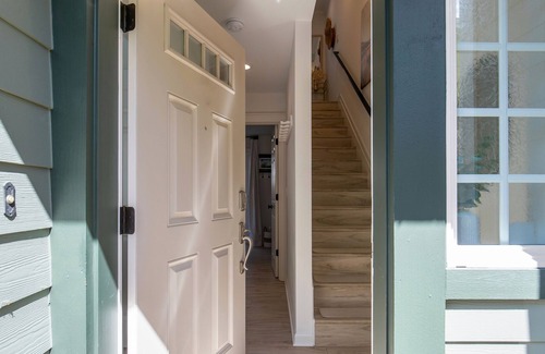 Alki House | 2BR 2BA Alki Beach Dream Location with Patio, Barbecue and Balcony