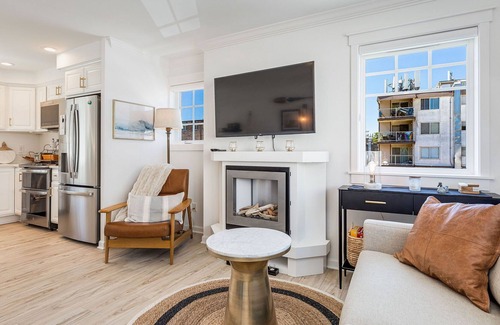 Alki House | 2BR 2BA Alki Beach Dream Location with Patio, Barbecue and Balcony