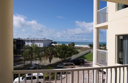 Treasure Island Condo | 2BR/2BA Beach Condo: Pool & Full Kitchen