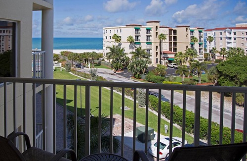 Treasure Island Condo | 2BR/2BA Beach Condo: Pool & Full Kitchen