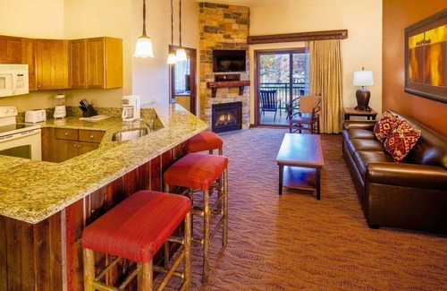 Lake Delton Condo | 2BR/2BA Deluxe Suite - Free Waterpark Passes! Big Savings!
