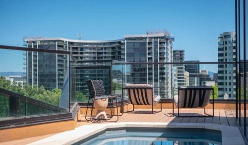 Reid Apartment | 2BR-2BR-1Car-Sleeps 6 CBD Pool