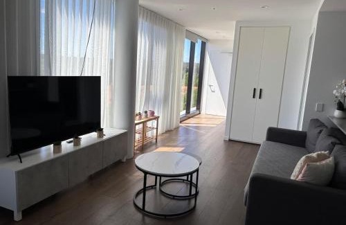 Reid Apartment | 2BR-2BR-2Cars -CBD-Pool-sleeps 6