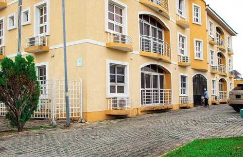 Ikoyi Apartment | 2BR Apt | 24-7 Power, Free Wifi, Gated Estate in Lekki