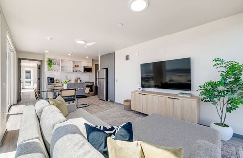 Lower Queen Anne Apartment | 2BR Apt Panoramic Seattle Views | Private Balcony