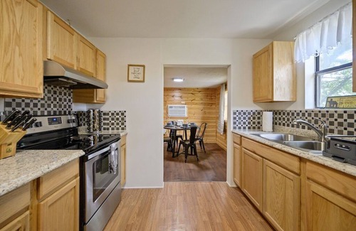 Broken Bow Cabin | 2Br Cabin with hot tub, BBQ, 55" Smart TV, W/D.