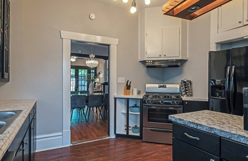 Neartown House | 2BR City Serenity! A Cozy Montrose Private Home