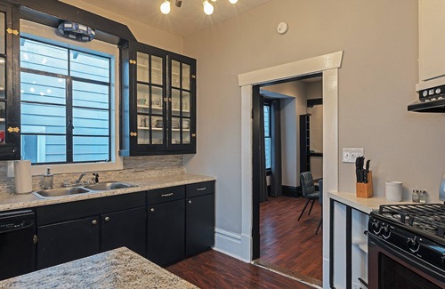 Neartown House | 2BR City Serenity! A Cozy Montrose Private Home