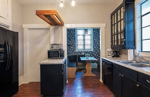 Neartown House | 2BR City Serenity! A Cozy Montrose Private Home