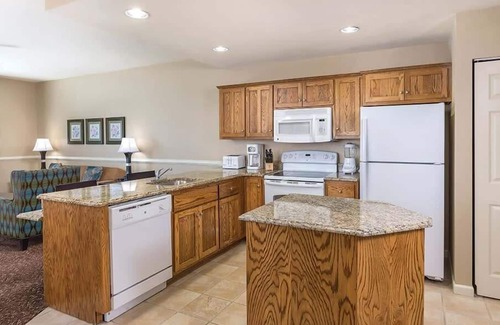 Williamsburg Condo | 2br DX Condo Historic Williamsburg Family fun!