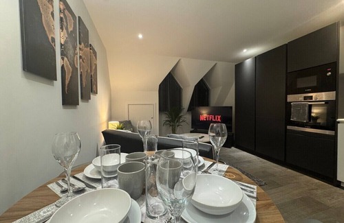 Farnham Common Apartment | 2BR Flat in Prime location