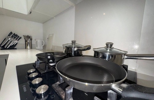 Farnham Common Apartment | 2BR Flat in Prime location