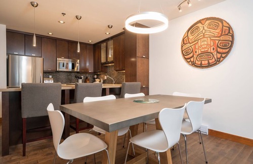 Blueberry Hill Condo | 2BR | Greyhawk | King Bed | Hot Tub & Sauna | Secure Parking | BBQ