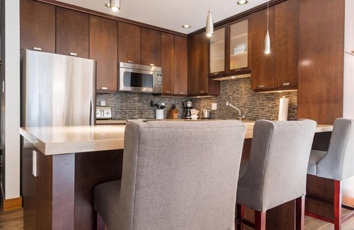 Blueberry Hill Condo | 2BR | Greyhawk | King Bed | Hot Tub & Sauna | Secure Parking | BBQ