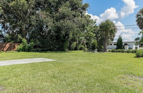 Lakeland House | 2BR + Guest Room/Office - Pet Friendly