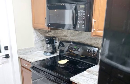 East Boca Raton House | 2BR - Hot Tub W/Peaceful Backyard 1 Mi to Beach