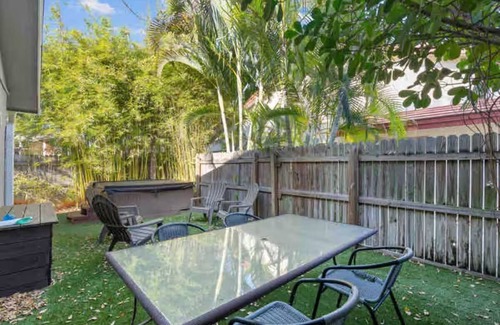 East Boca Raton House | 2BR - Hot Tub W/Peaceful Backyard 1 Mi to Beach