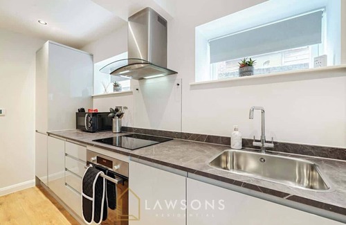 Windsor Apartment | 2BR House, Walk to Windsor Castle + Parking for 2